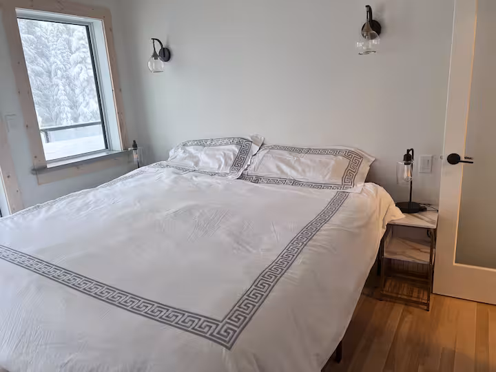 Double Black Retreat cabin bedroom